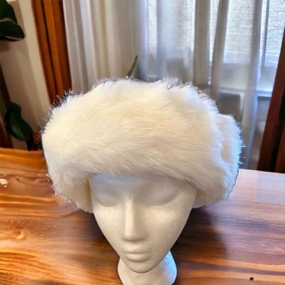 Knit hat with fur band excellent condition clean & fresh - Picture 3 of 13